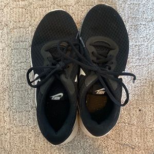 black and white nike shoes size 7.5